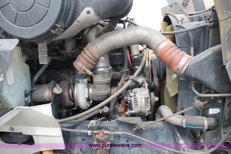 image for item AO9652 2001 International 9200i utility truck