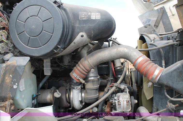 image for item AO9652 2001 International 9200i utility truck