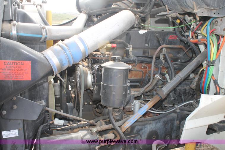 image for item AO9652 2001 International 9200i utility truck