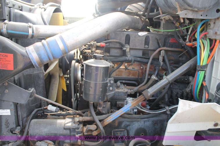 image for item AO9652 2001 International 9200i utility truck