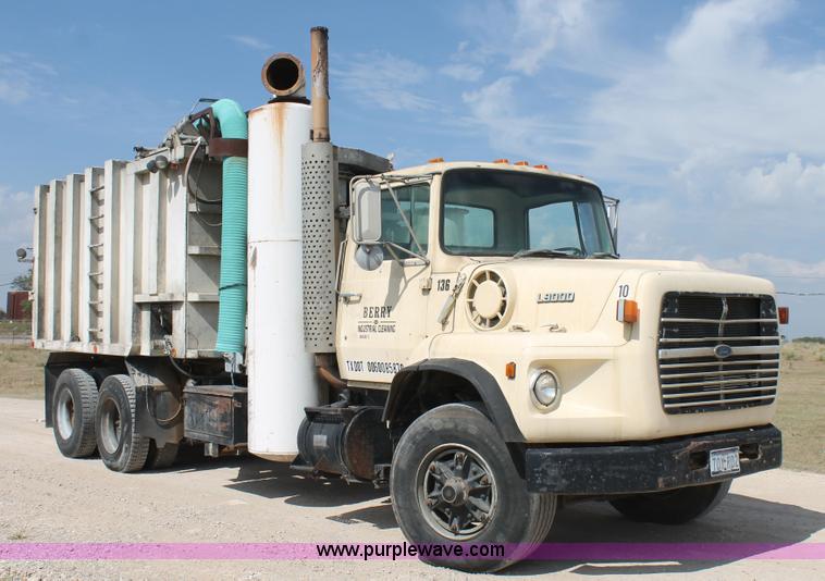 image for item AO9663 1989 Ford LTS9000 vacuum truck