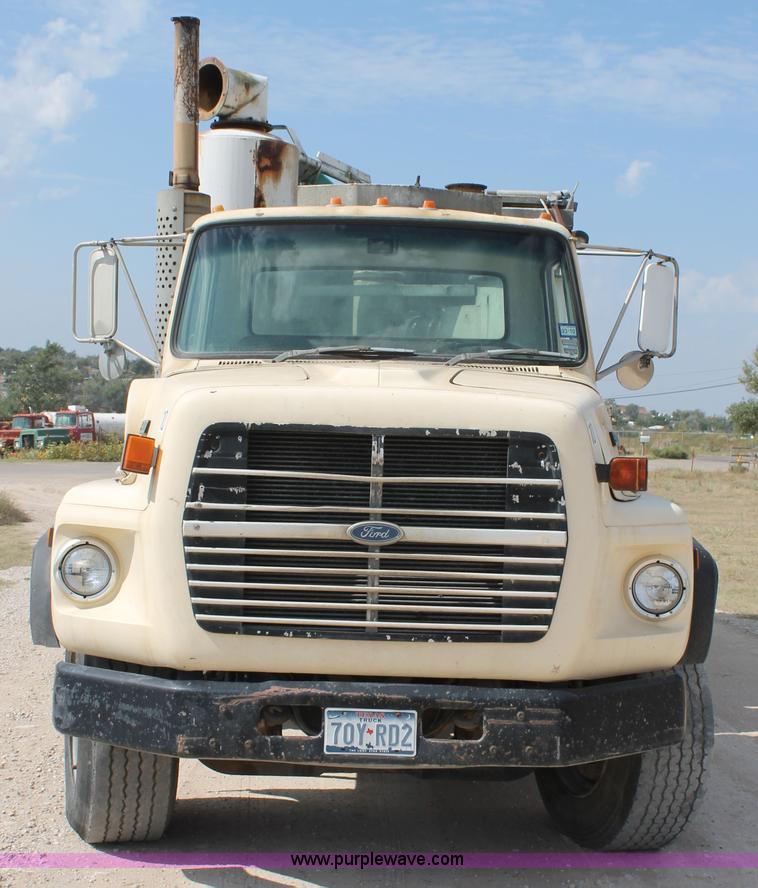 image for item AO9663 1989 Ford LTS9000 vacuum truck