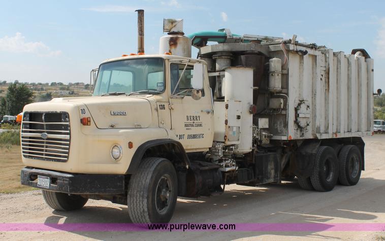 image for item AO9663 1989 Ford LTS9000 vacuum truck