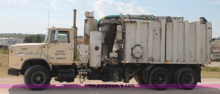 image for item AO9663 1989 Ford LTS9000 vacuum truck