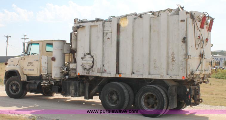 image for item AO9663 1989 Ford LTS9000 vacuum truck