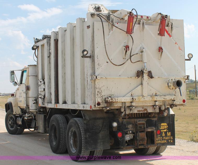 image for item AO9663 1989 Ford LTS9000 vacuum truck