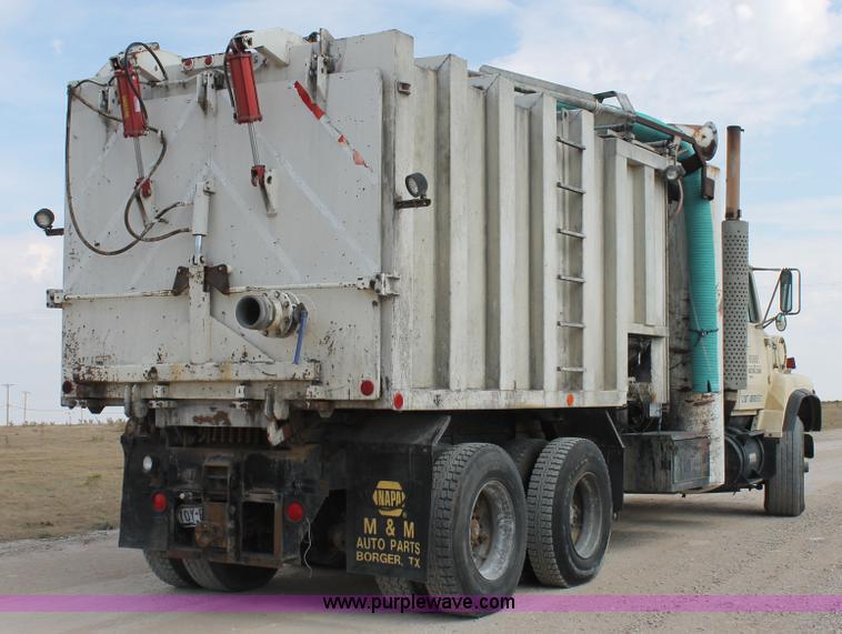 image for item AO9663 1989 Ford LTS9000 vacuum truck