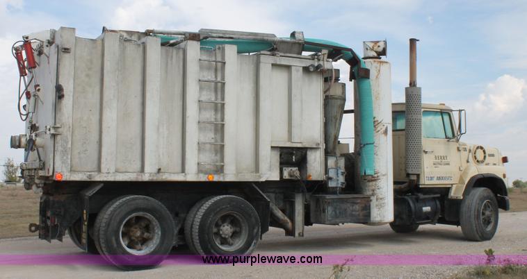 image for item AO9663 1989 Ford LTS9000 vacuum truck