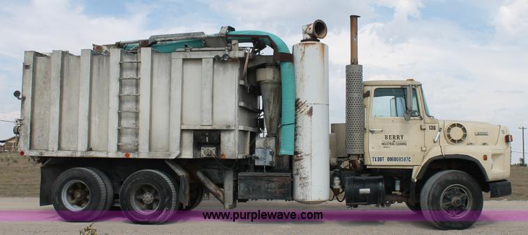 image for item AO9663 1989 Ford LTS9000 vacuum truck