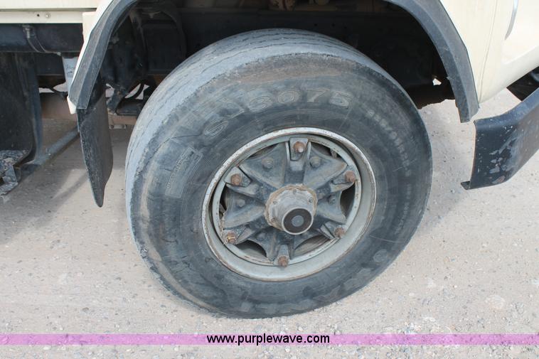 image for item AO9663 1989 Ford LTS9000 vacuum truck