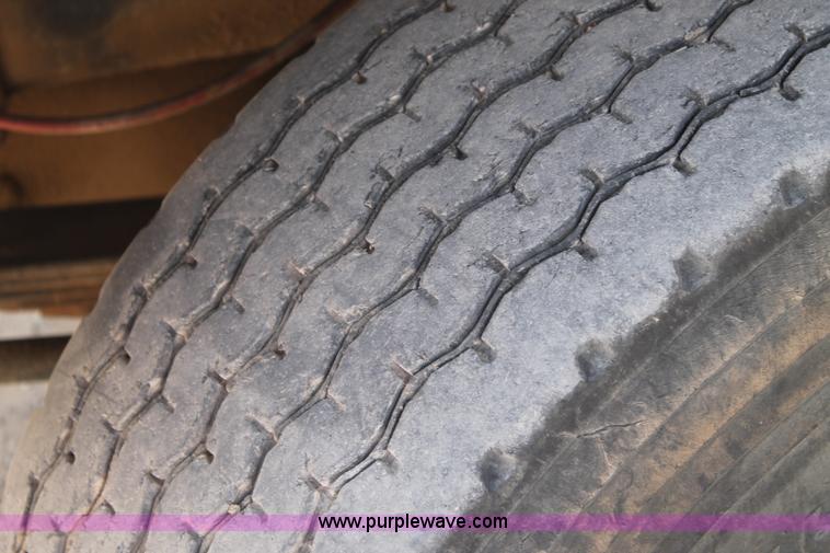 image for item AO9663 1989 Ford LTS9000 vacuum truck