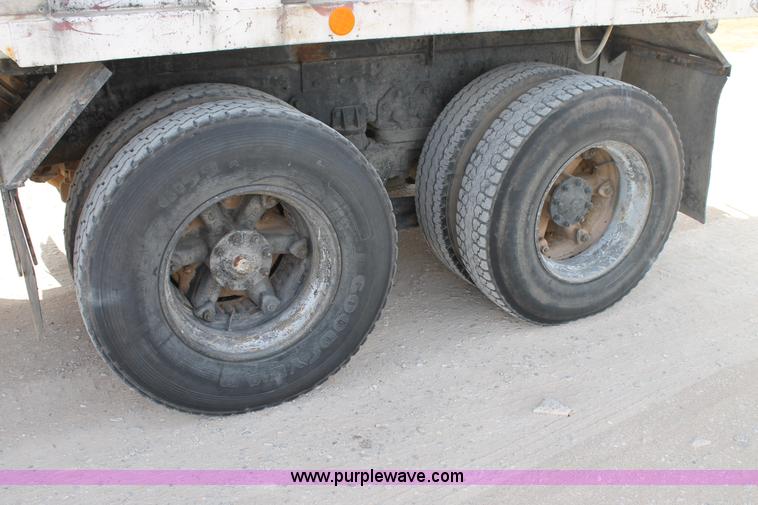 image for item AO9663 1989 Ford LTS9000 vacuum truck