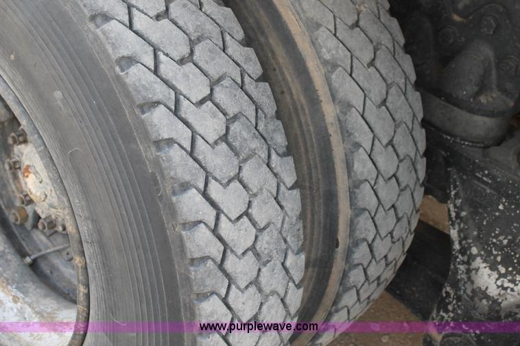 image for item AO9663 1989 Ford LTS9000 vacuum truck