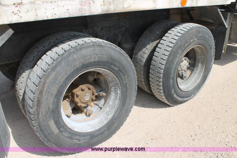 image for item AO9663 1989 Ford LTS9000 vacuum truck