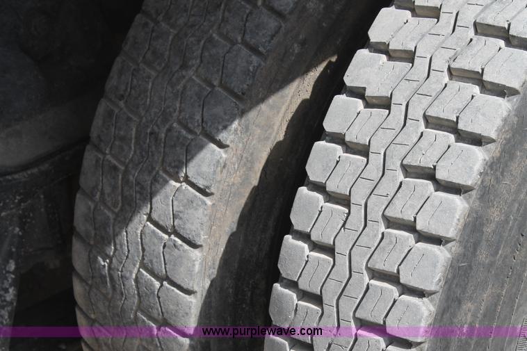 image for item AO9663 1989 Ford LTS9000 vacuum truck