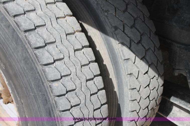 image for item AO9663 1989 Ford LTS9000 vacuum truck