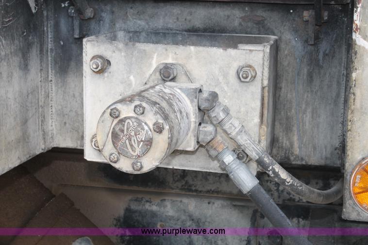 image for item AO9663 1989 Ford LTS9000 vacuum truck