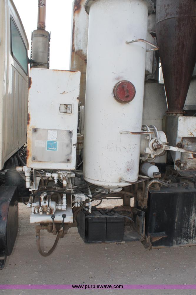 image for item AO9663 1989 Ford LTS9000 vacuum truck