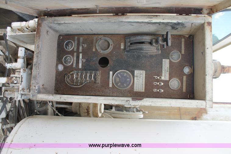 image for item AO9663 1989 Ford LTS9000 vacuum truck