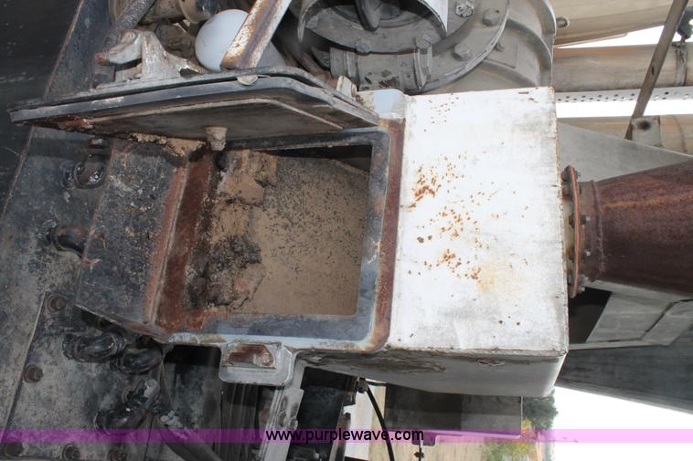 image for item AO9663 1989 Ford LTS9000 vacuum truck