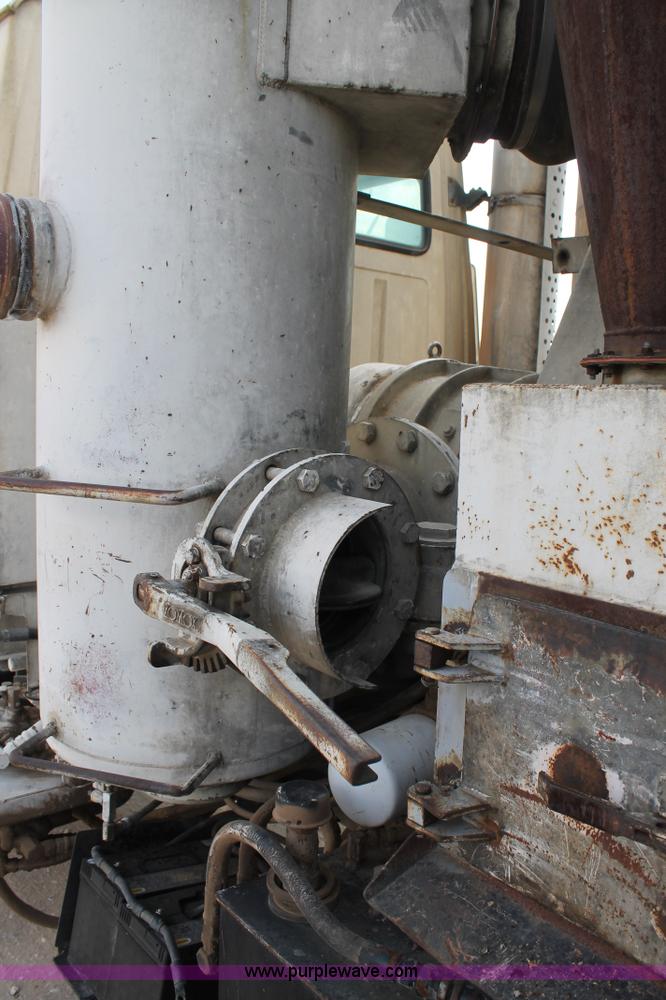 image for item AO9663 1989 Ford LTS9000 vacuum truck