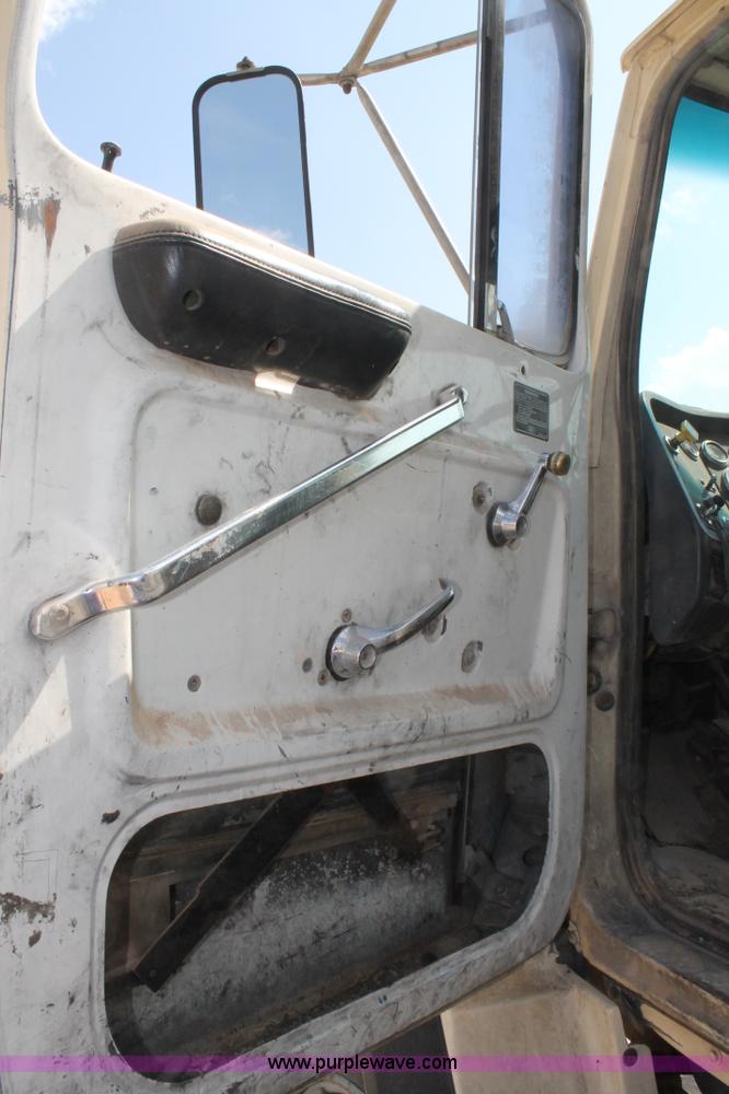 image for item AO9663 1989 Ford LTS9000 vacuum truck