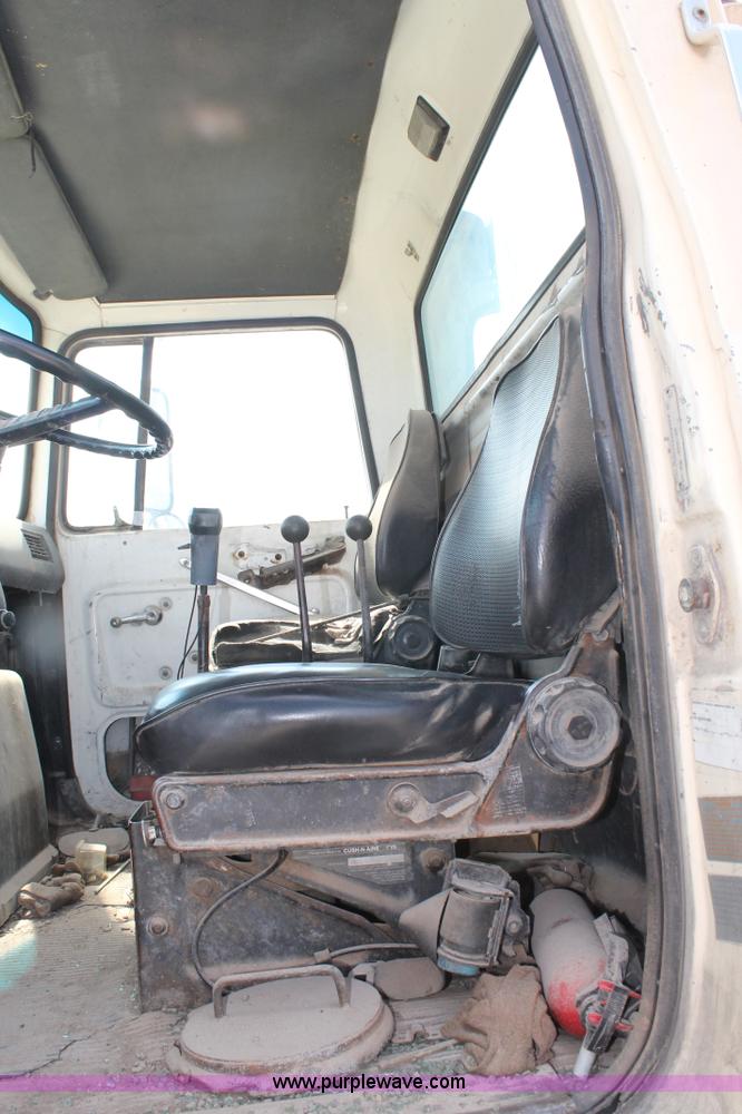 image for item AO9663 1989 Ford LTS9000 vacuum truck