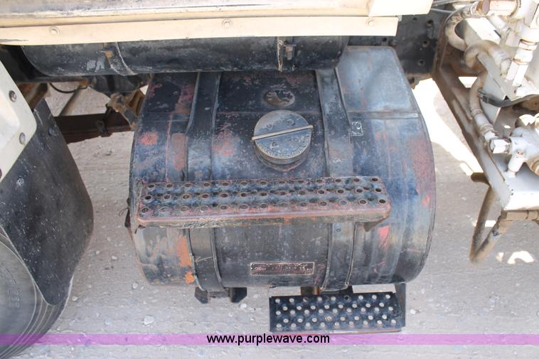 image for item AO9663 1989 Ford LTS9000 vacuum truck