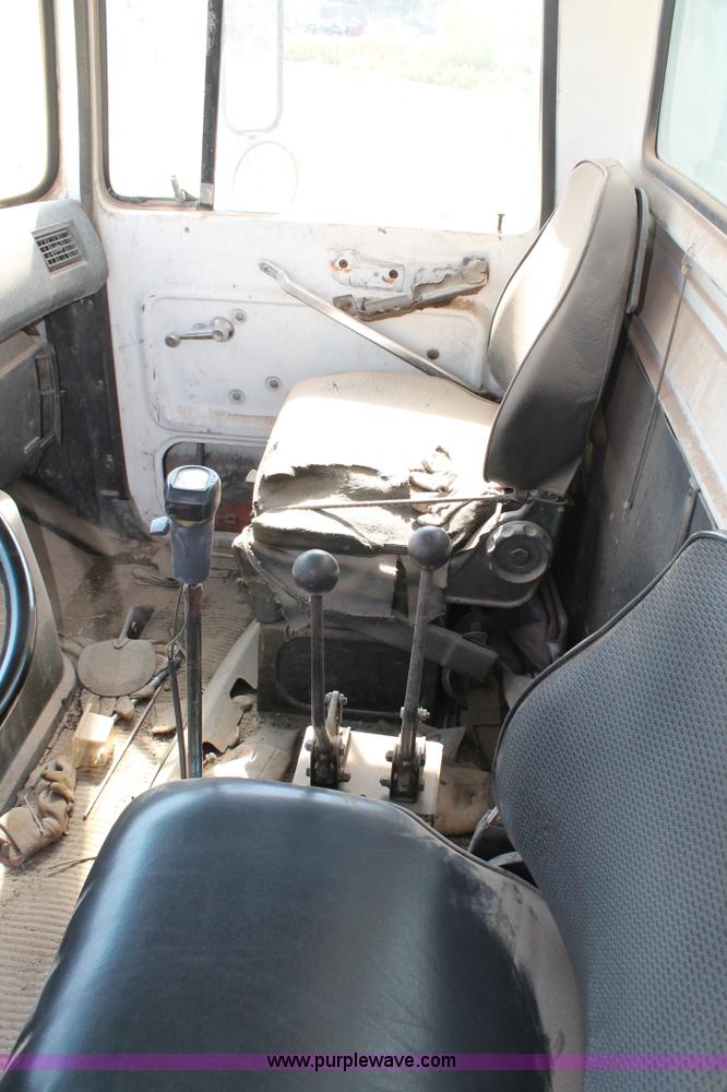 image for item AO9663 1989 Ford LTS9000 vacuum truck