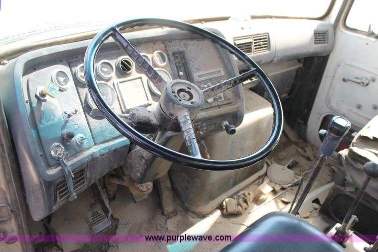 image for item AO9663 1989 Ford LTS9000 vacuum truck