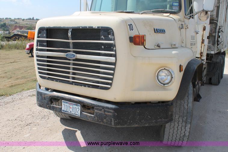 image for item AO9663 1989 Ford LTS9000 vacuum truck