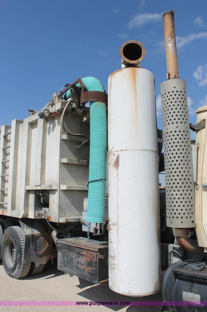 image for item AO9663 1989 Ford LTS9000 vacuum truck