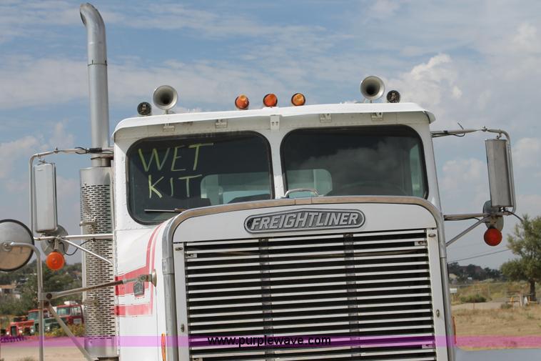 image for item AO9664 1987 Freightliner FLC-64T semi truck