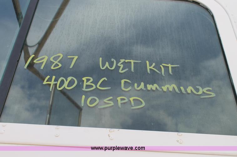 image for item AO9664 1987 Freightliner FLC-64T semi truck