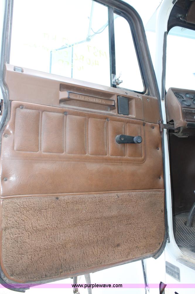 image for item AO9664 1987 Freightliner FLC-64T semi truck