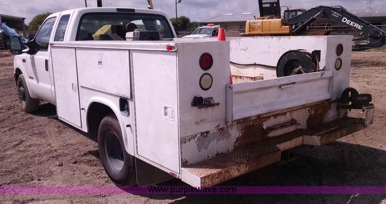 image for item AY9488 2004 Ford F350 Super Duty SuperCab utility truck