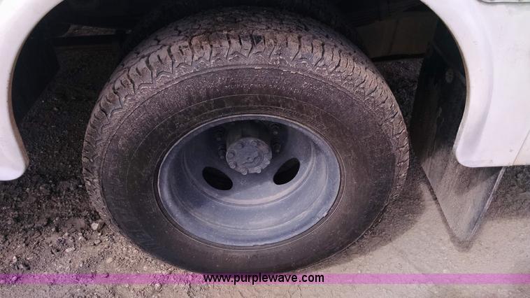 image for item AY9488 2004 Ford F350 Super Duty SuperCab utility truck