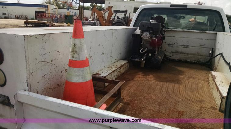 image for item AY9488 2004 Ford F350 Super Duty SuperCab utility truck