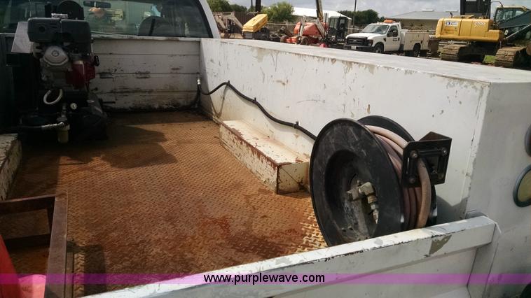 image for item AY9488 2004 Ford F350 Super Duty SuperCab utility truck