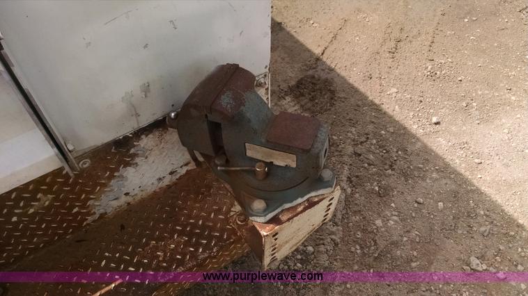 image for item AY9488 2004 Ford F350 Super Duty SuperCab utility truck