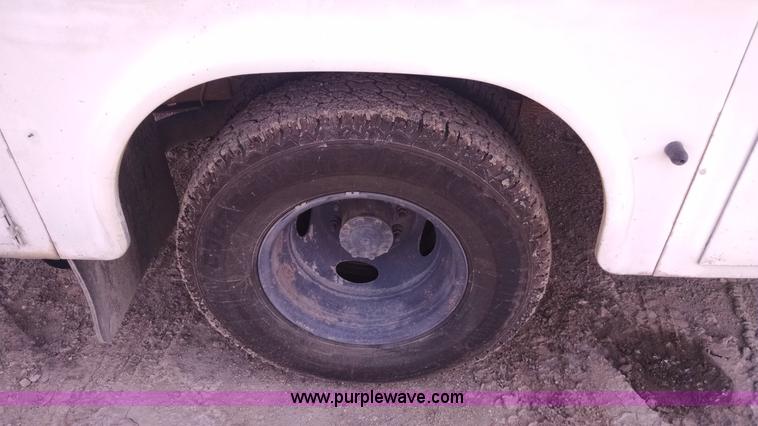 image for item AY9488 2004 Ford F350 Super Duty SuperCab utility truck