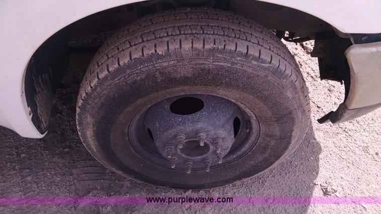 image for item AY9488 2004 Ford F350 Super Duty SuperCab utility truck