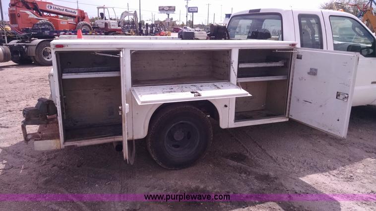image for item AY9488 2004 Ford F350 Super Duty SuperCab utility truck