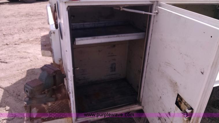 image for item AY9488 2004 Ford F350 Super Duty SuperCab utility truck