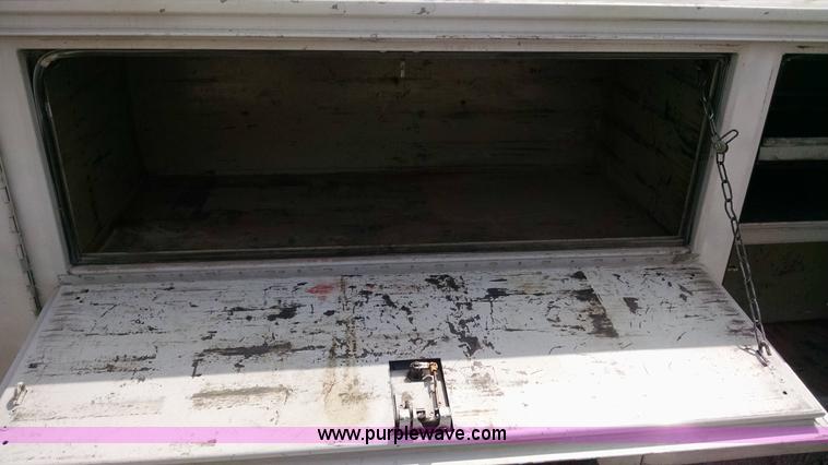 image for item AY9488 2004 Ford F350 Super Duty SuperCab utility truck