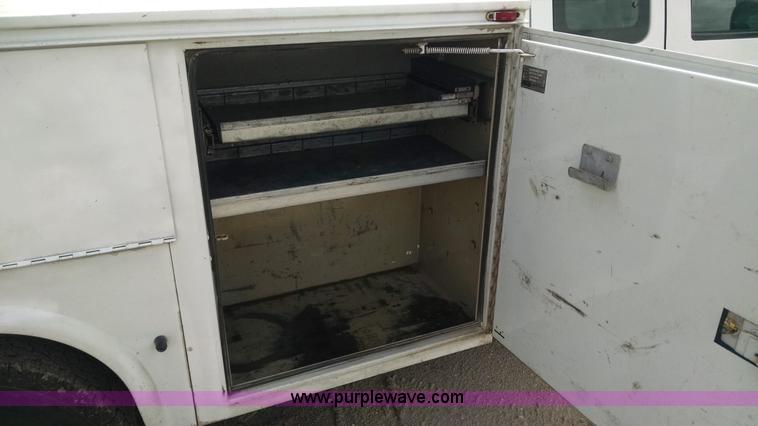 image for item AY9488 2004 Ford F350 Super Duty SuperCab utility truck