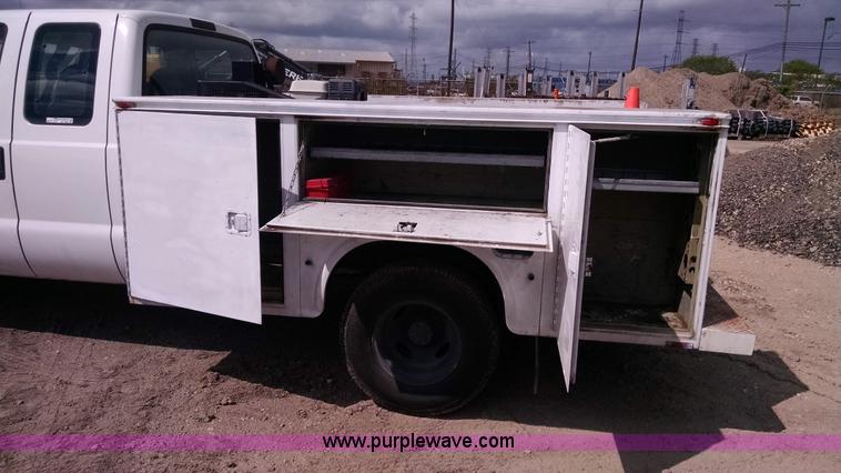 image for item AY9488 2004 Ford F350 Super Duty SuperCab utility truck