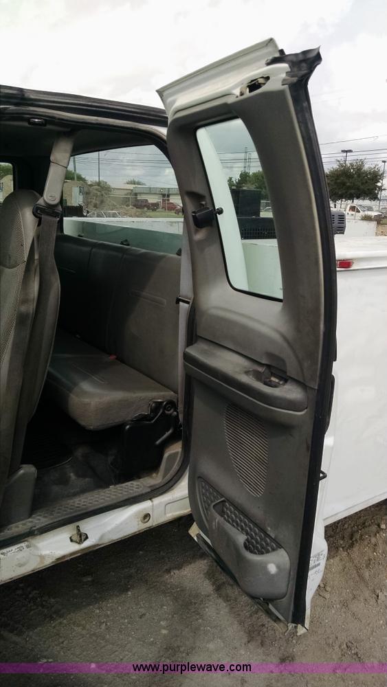 image for item AY9488 2004 Ford F350 Super Duty SuperCab utility truck