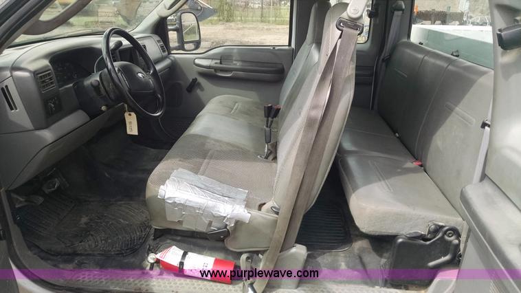 image for item AY9488 2004 Ford F350 Super Duty SuperCab utility truck