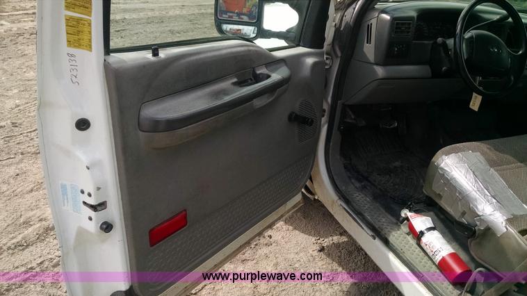 image for item AY9488 2004 Ford F350 Super Duty SuperCab utility truck